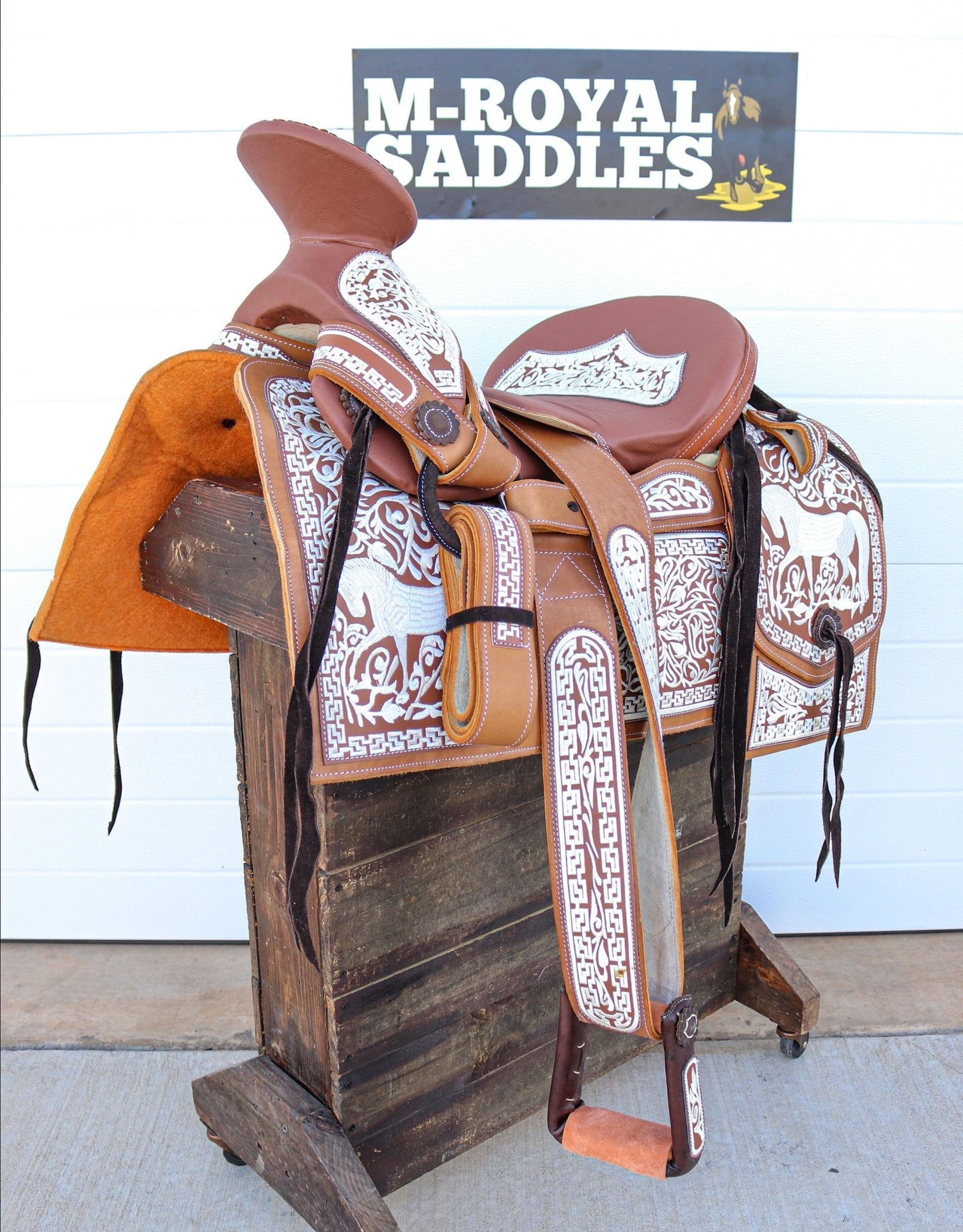 15" Charro Caballo Mexican Saddle Montura Embroidered - M - Royal Saddles - Charro Saddles/Monturas