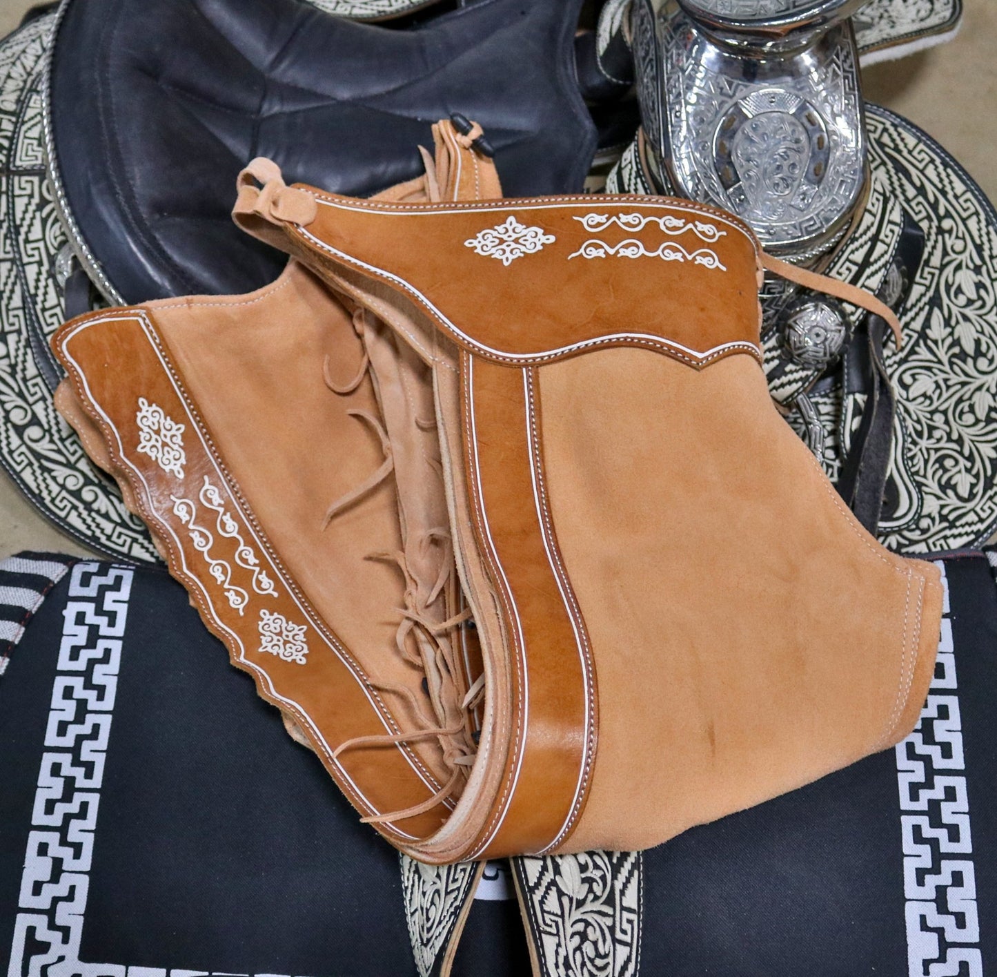 40" Design Charros Chaps Suede Chaparreras De Gamuza - M - Royal Saddles - Charro Polainas/Chaps